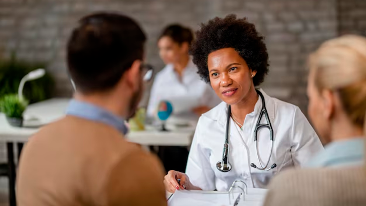 Médico conversando com os pacientes