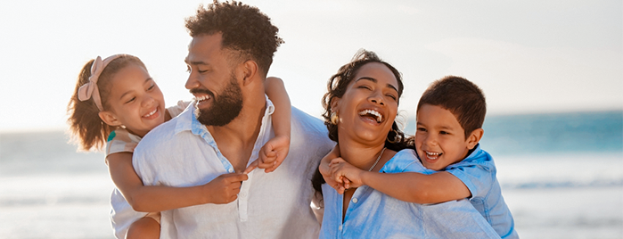 Família junta sorrindo